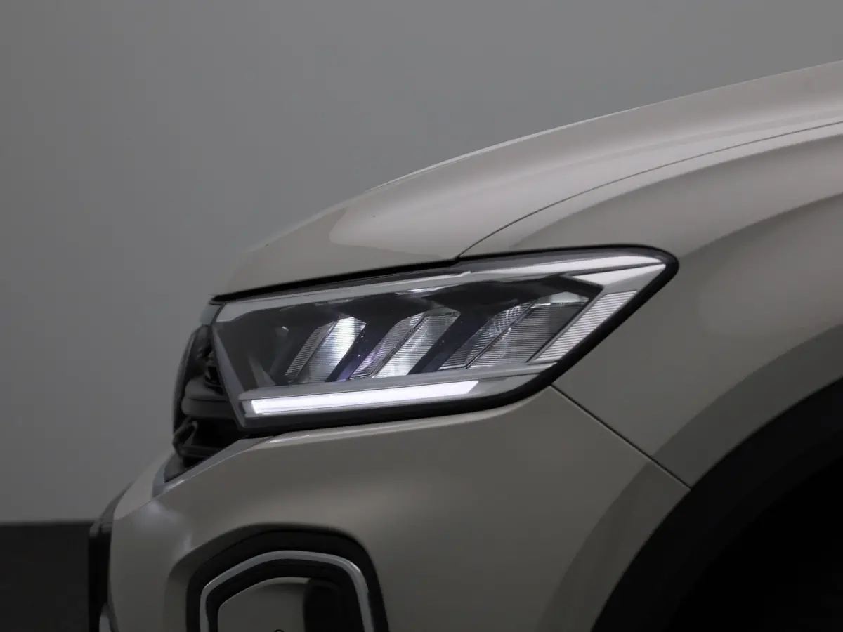 1.0 TSI Life | Navigatie | Draadloze Apple Carplay | Adaptieve cruise control | Travel Assist | LED verlichting |