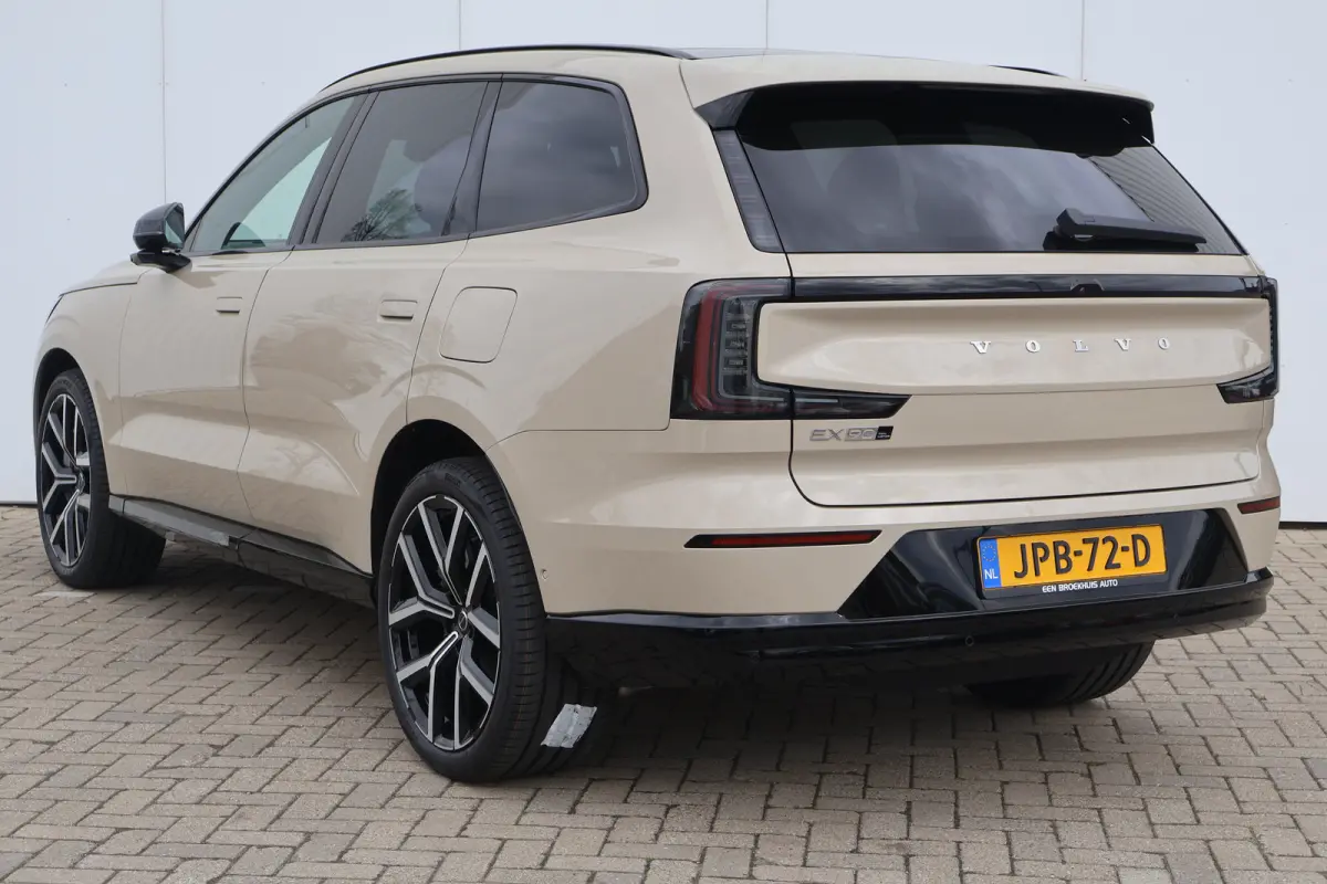 Twin Motor Ultra 7p. 111 kWh | Stoel Ventilatie | Luchtvering | Extra Getint Glas | Bose Audio |