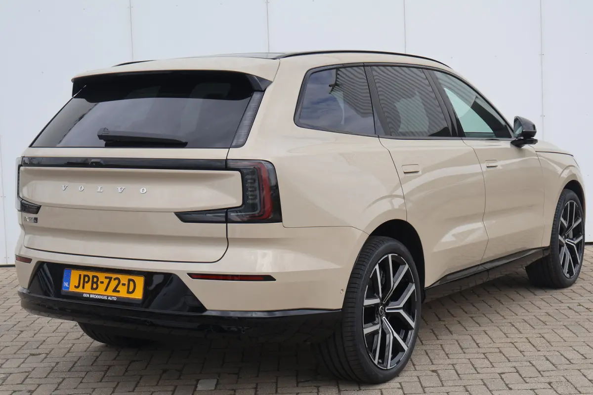 Twin Motor Ultra 7p. 111 kWh | Stoel Ventilatie | Luchtvering | Extra Getint Glas | Bose Audio |