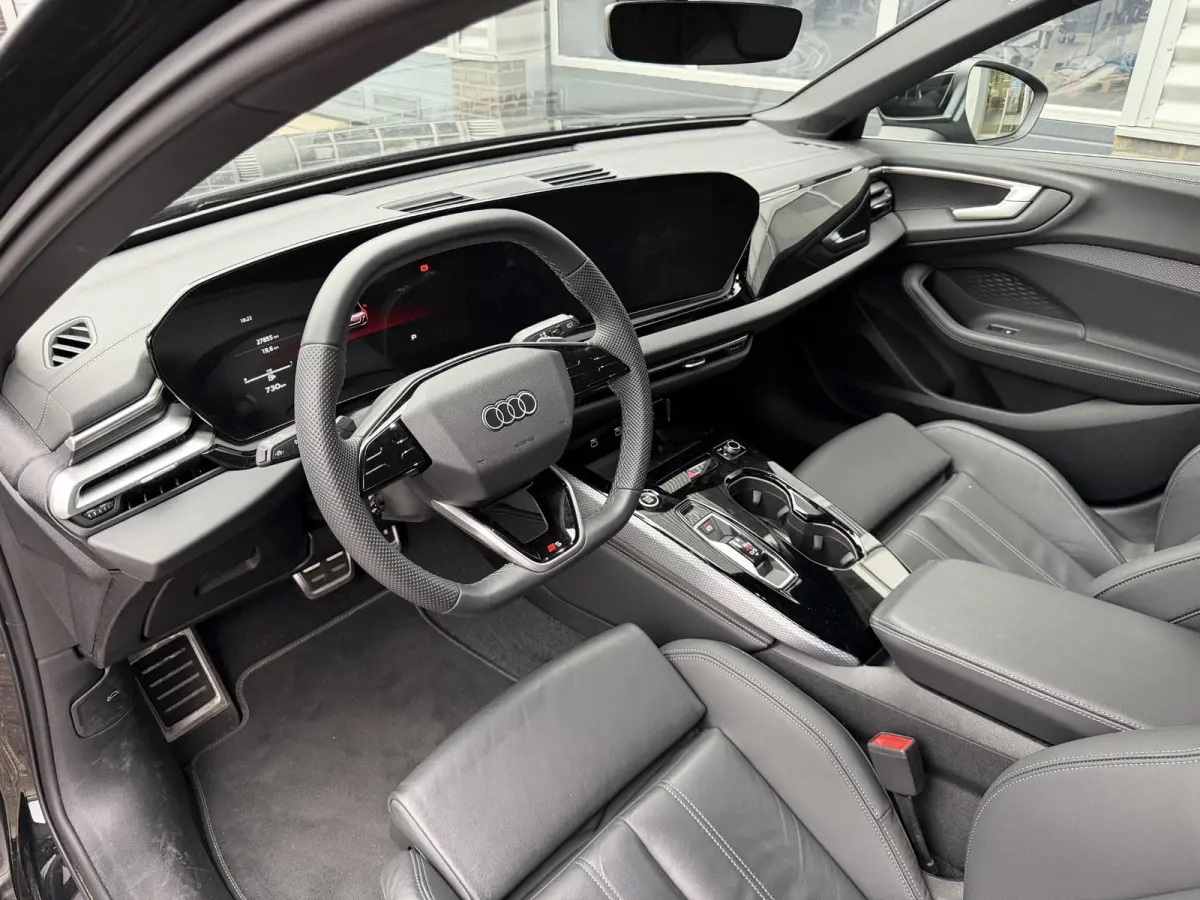 2.0 TFSI S edition 204 PK l Apple Carplay / Android Auto l MMI Navigatie plus l Adaptive Cruise Control l Achteruitrijcamera l Airconditioning 3-zones l Techpakket l Privacy glas l Ambiente 