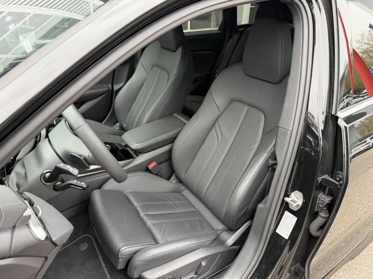 2.0 TFSI S edition 204 PK l Apple Carplay / Android Auto l MMI Navigatie plus l Adaptive Cruise Control l Achteruitrijcamera l Airconditioning 3-zones l Techpakket l Privacy glas l Ambiente 