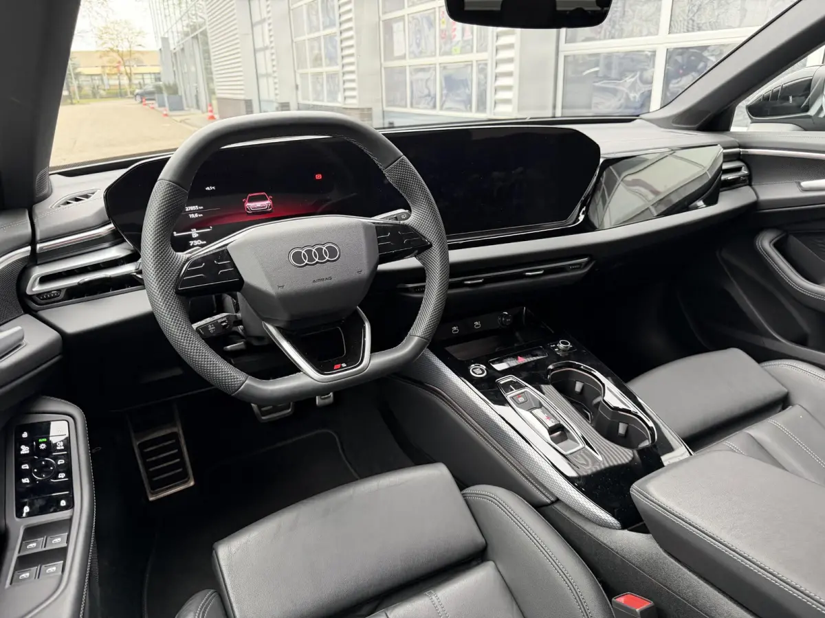 2.0 TFSI S edition 204 PK l Apple Carplay / Android Auto l MMI Navigatie plus l Adaptive Cruise Control l Achteruitrijcamera l Airconditioning 3-zones l Techpakket l Privacy glas l Ambiente 