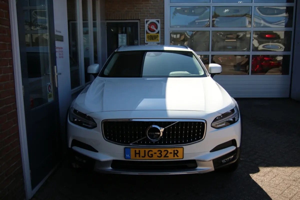 | Pilot assist | 2.0 T6 AWD/Pilot assist/360 camera/Dode hoek detectie