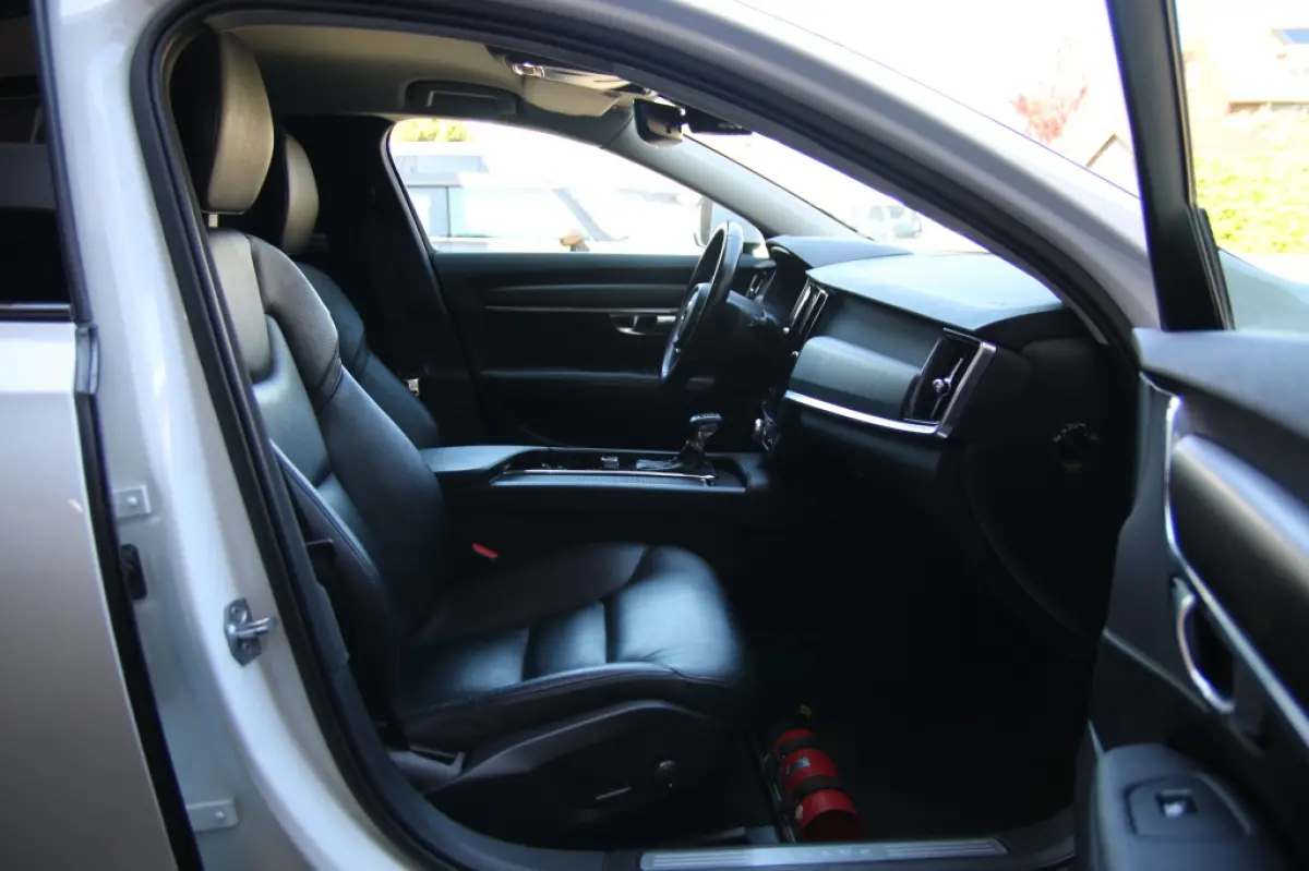 | Pilot assist | 2.0 T6 AWD/Pilot assist/360 camera/Dode hoek detectie