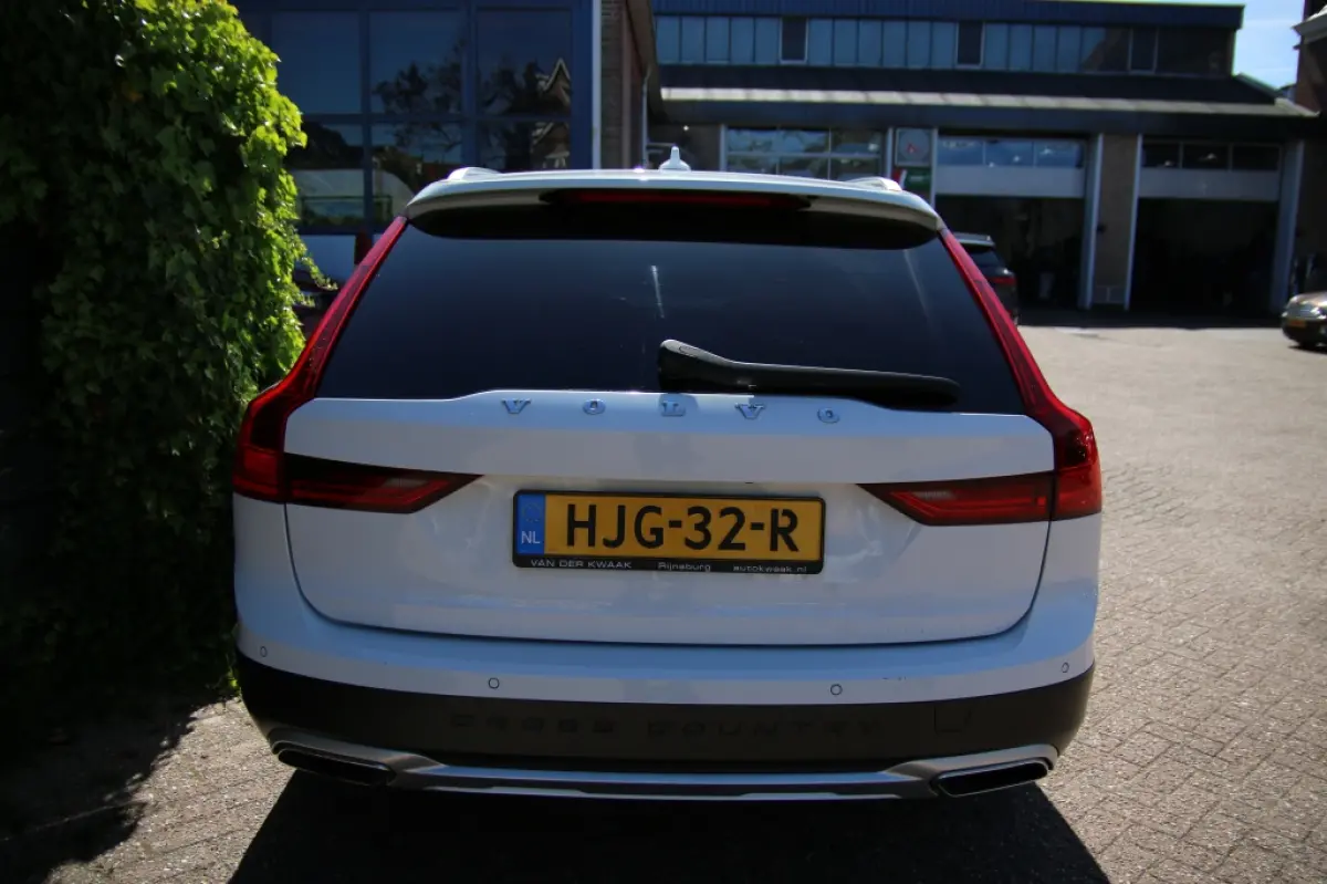 | Pilot assist | 2.0 T6 AWD/Pilot assist/360 camera/Dode hoek detectie