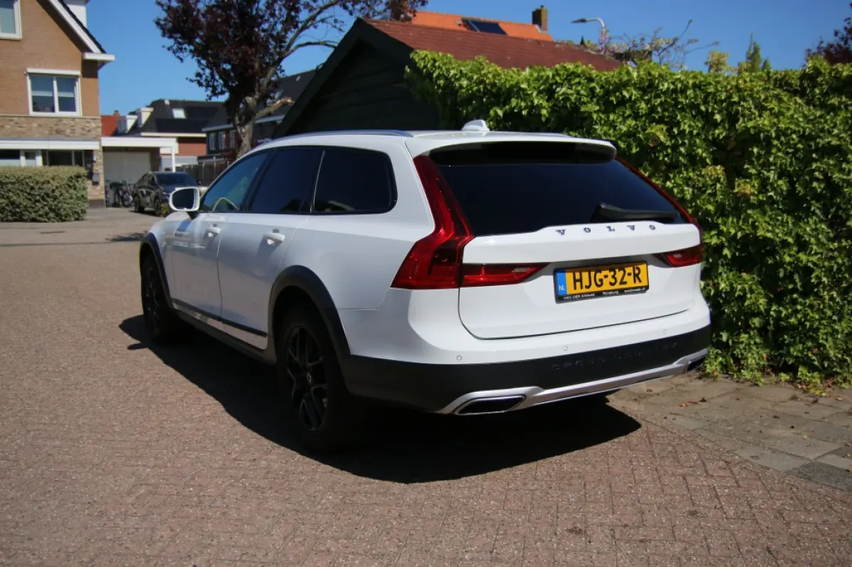| Pilot assist | 2.0 T6 AWD/Pilot assist/360 camera/Dode hoek detectie