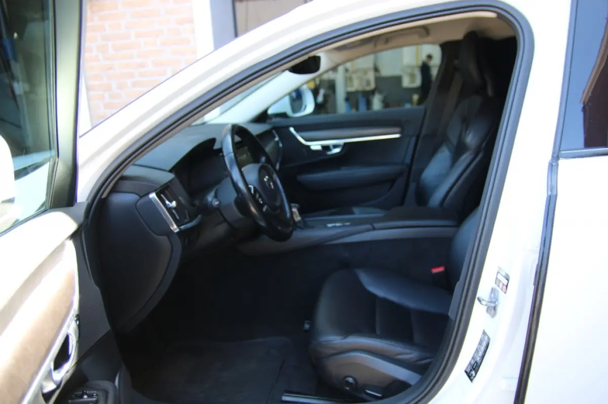 | Pilot assist | 2.0 T6 AWD/Pilot assist/360 camera/Dode hoek detectie