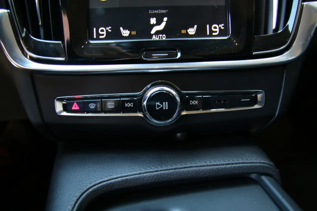 | Pilot assist | 2.0 T6 AWD/Pilot assist/360 camera/Dode hoek detectie