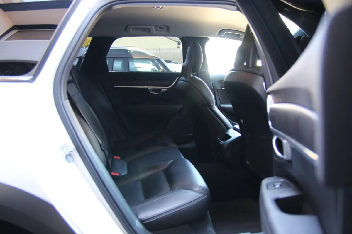 | Pilot assist | 2.0 T6 AWD/Pilot assist/360 camera/Dode hoek detectie