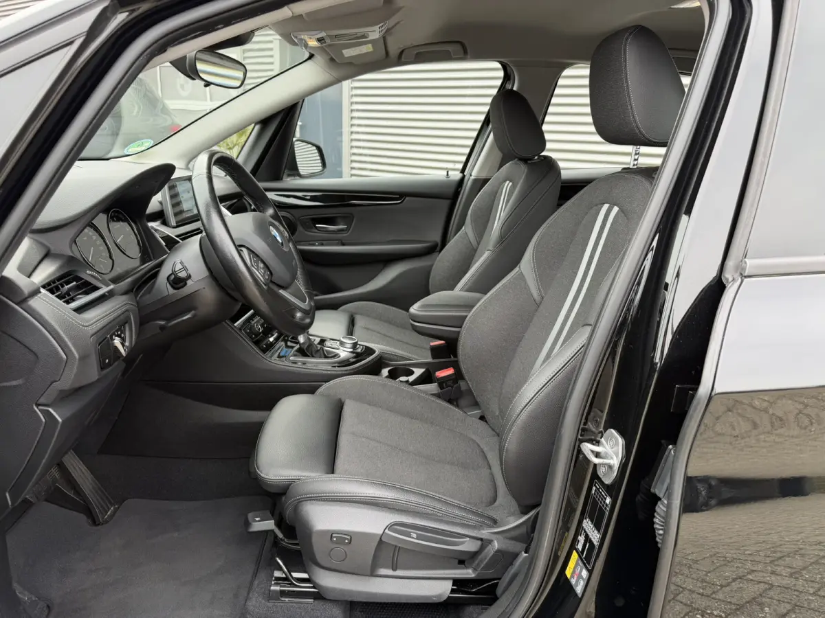 225xe iPerformance Executive Sport Line Adaptive Cruise Control Stoelverwarming PDC DAB LED Carplay