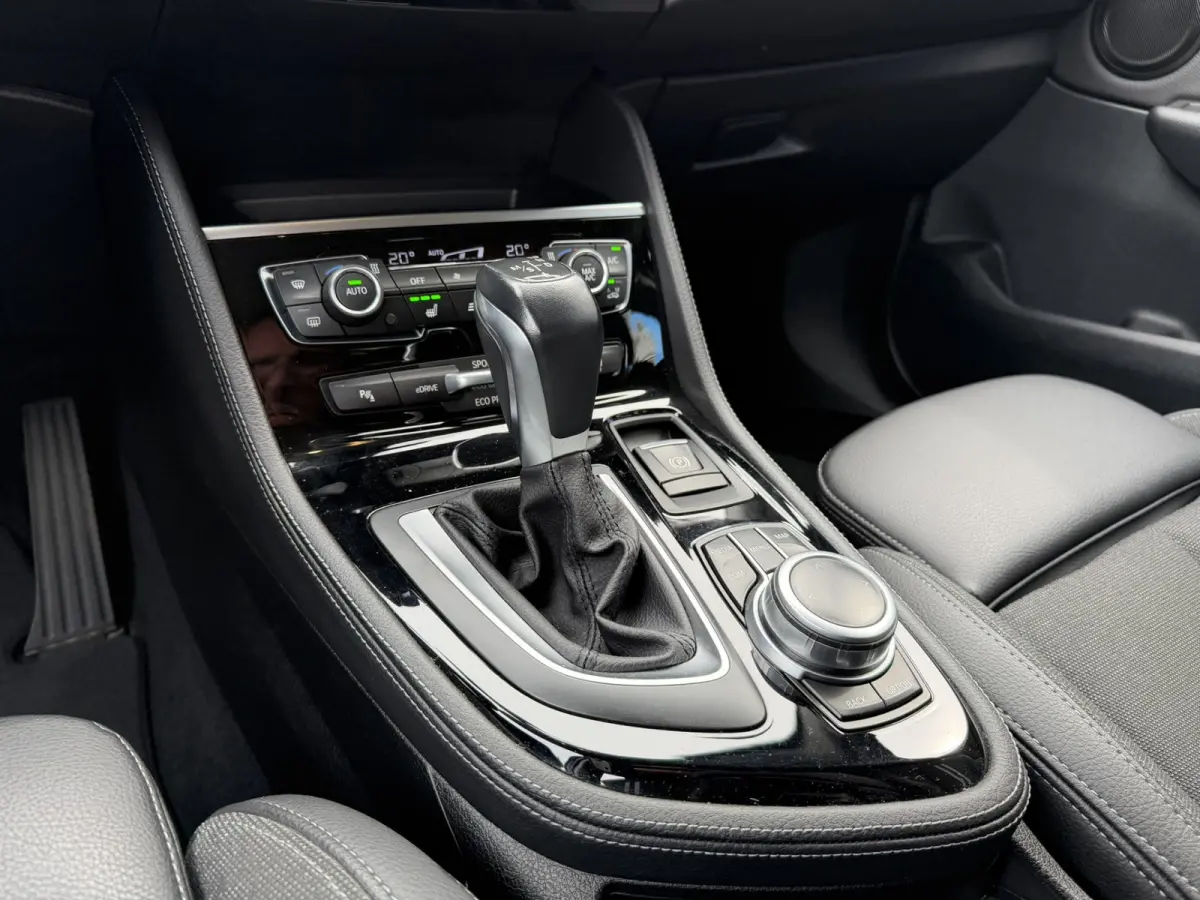 225xe iPerformance Executive Sport Line Adaptive Cruise Control Stoelverwarming PDC DAB LED Carplay