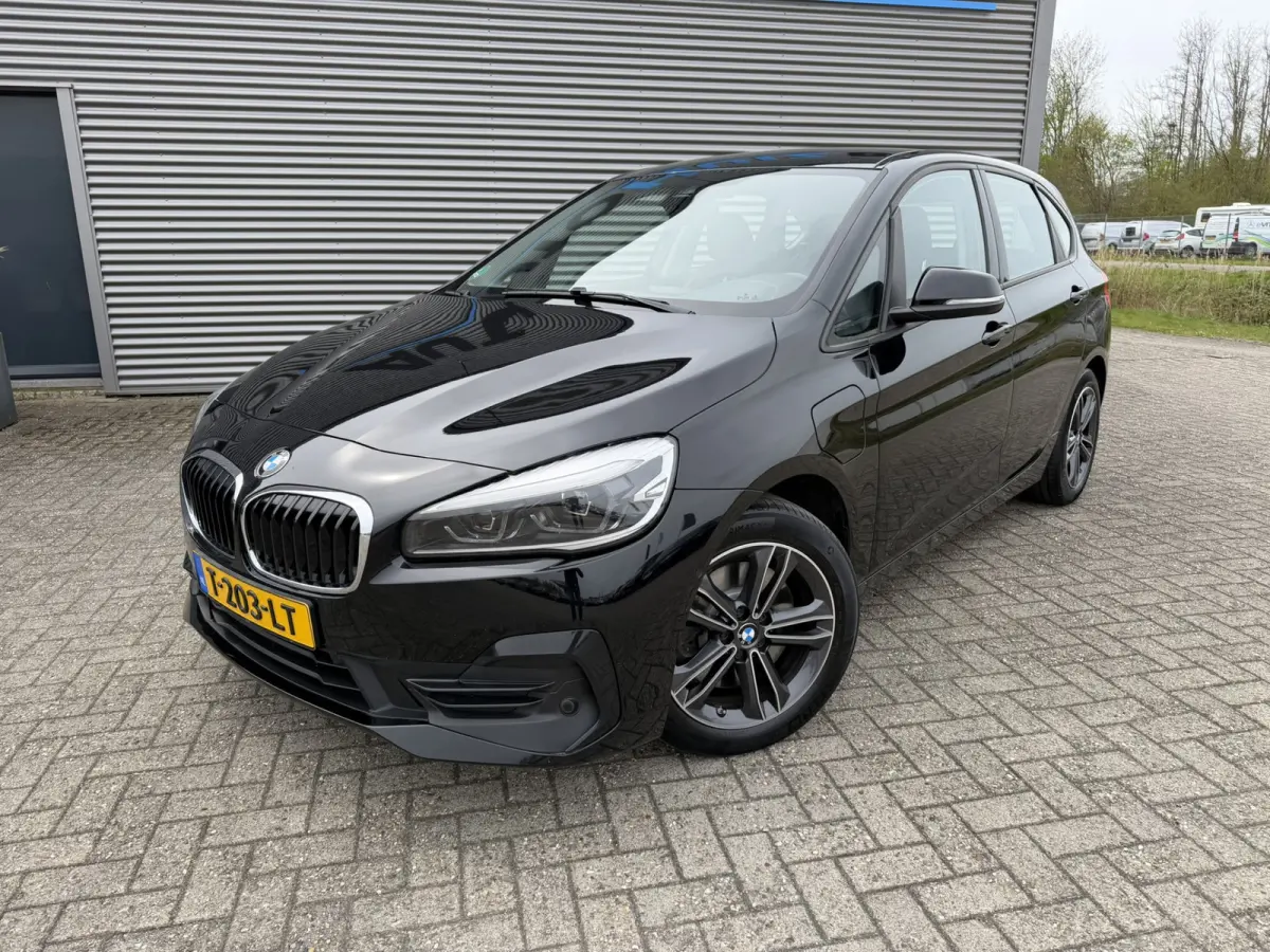 225xe iPerformance Executive Sport Line Adaptive Cruise Control Stoelverwarming PDC DAB LED Carplay
