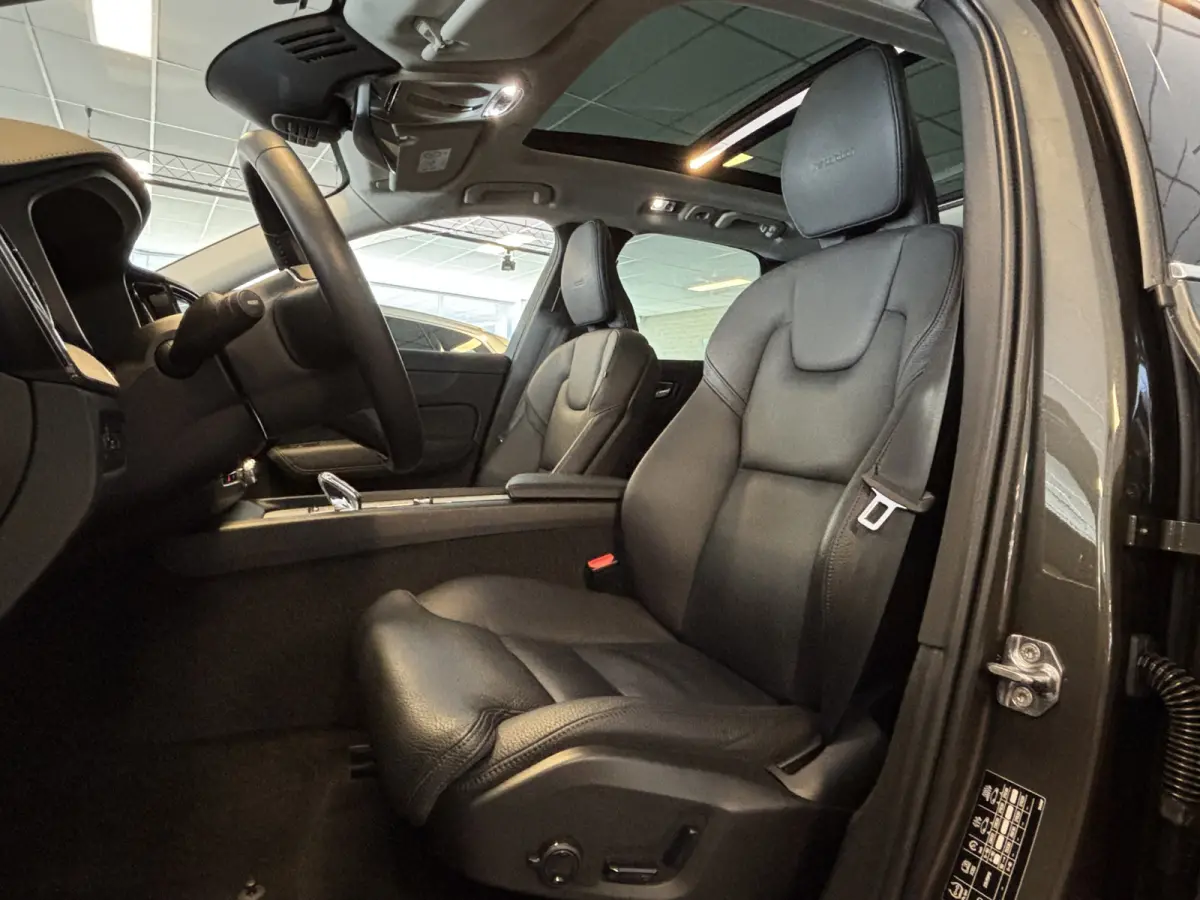 T8 AWD / Panodak / Leer / Elek Trekhaak / BLIS / full LED / Apple Carplay / Camera / Adapt Cruise / Pilot ass
