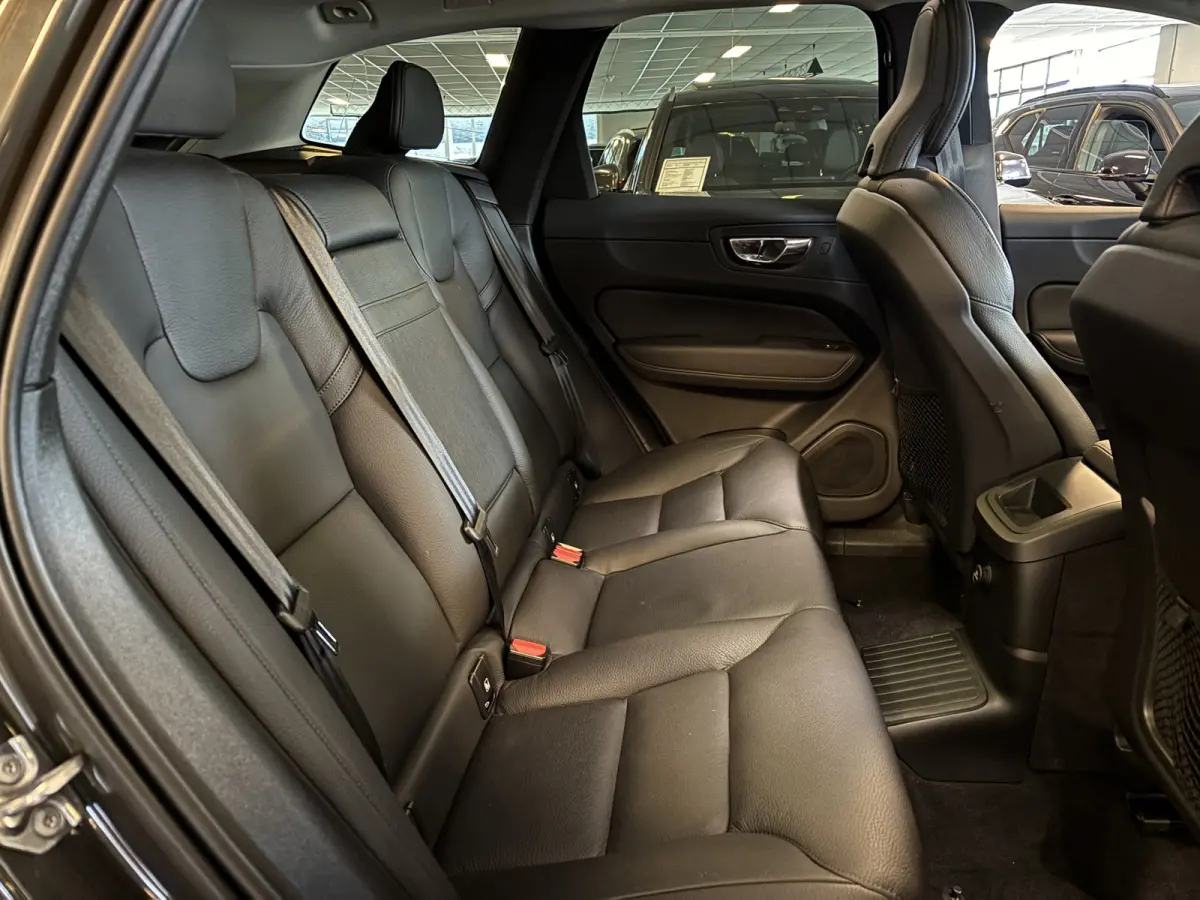 T8 AWD / Panodak / Leer / Elek Trekhaak / BLIS / full LED / Apple Carplay / Camera / Adapt Cruise / Pilot ass