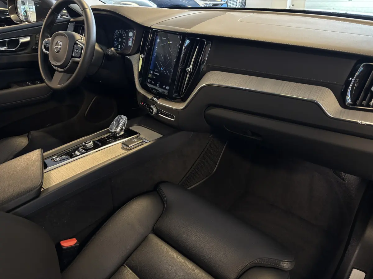 T8 AWD / Panodak / Leer / Elek Trekhaak / BLIS / full LED / Apple Carplay / Camera / Adapt Cruise / Pilot ass