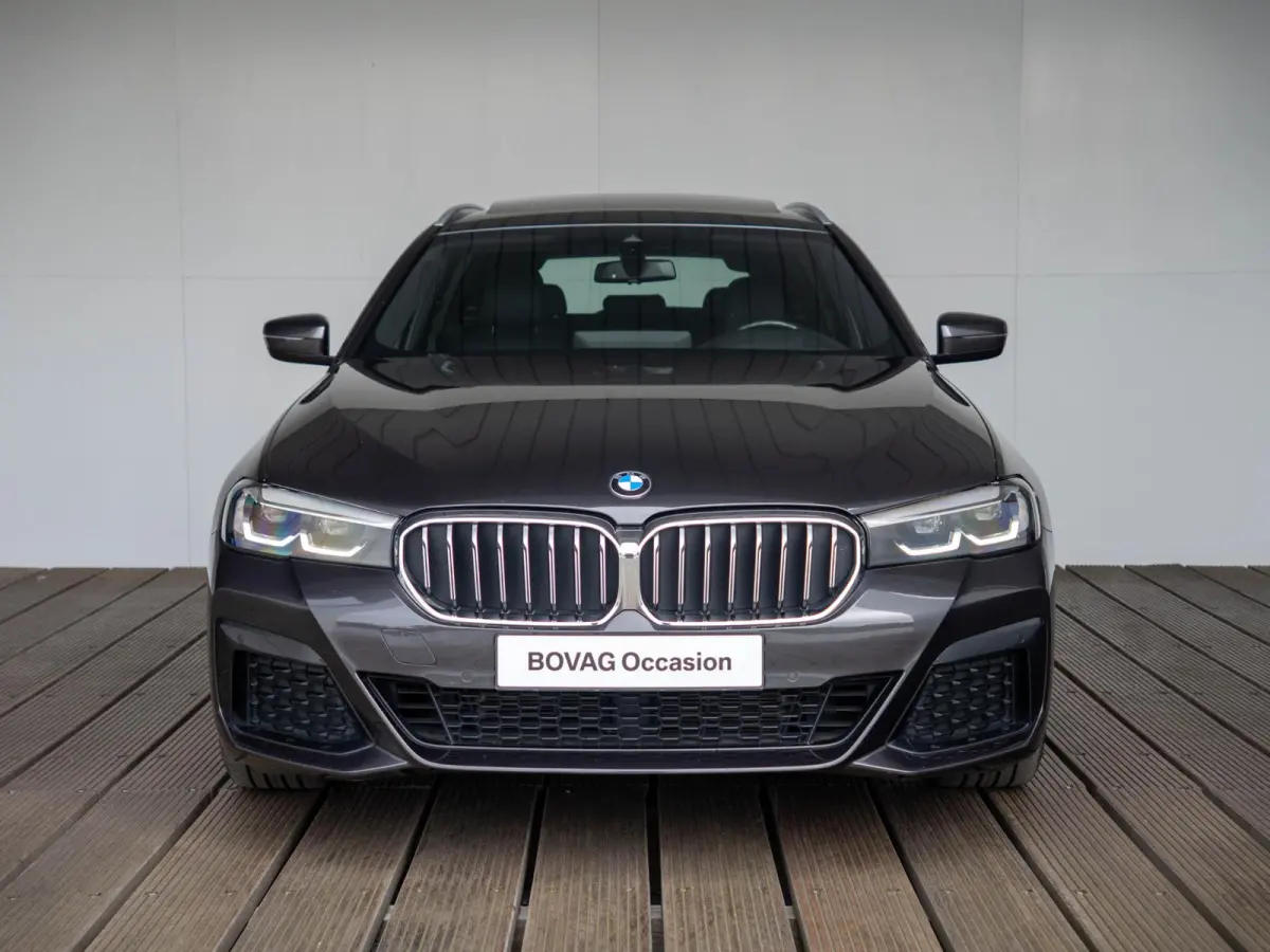 530i xDrive | M Sportpakket | Verwarmd Stuurwiel | Achteruitrijcamera | Panoramadak | Stoelverwarming | Head-Up Display | PDC |
