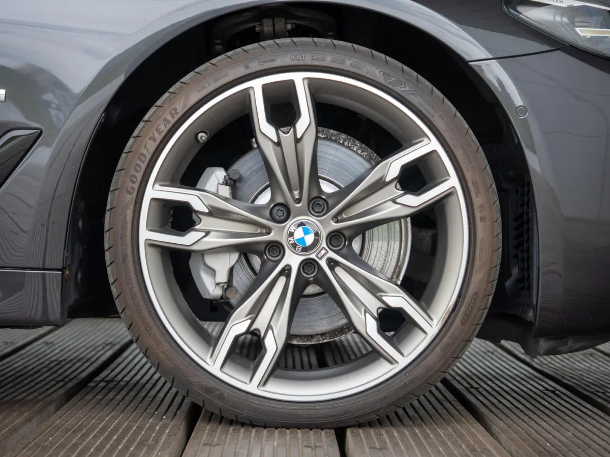 530i xDrive | M Sportpakket | Verwarmd Stuurwiel | Achteruitrijcamera | Panoramadak | Stoelverwarming | Head-Up Display | PDC |