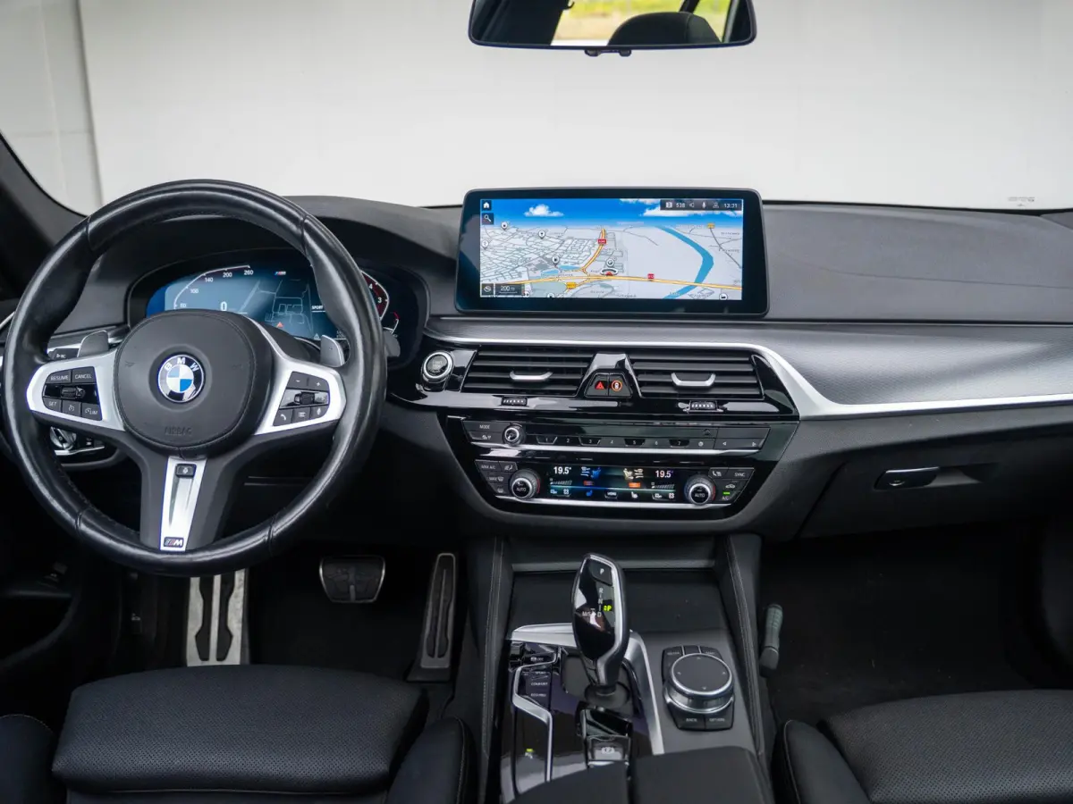 530i xDrive | M Sportpakket | Verwarmd Stuurwiel | Achteruitrijcamera | Panoramadak | Stoelverwarming | Head-Up Display | PDC |