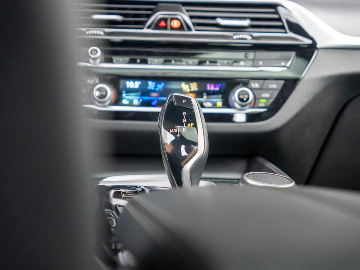 530i xDrive | M Sportpakket | Verwarmd Stuurwiel | Achteruitrijcamera | Panoramadak | Stoelverwarming | Head-Up Display | PDC |