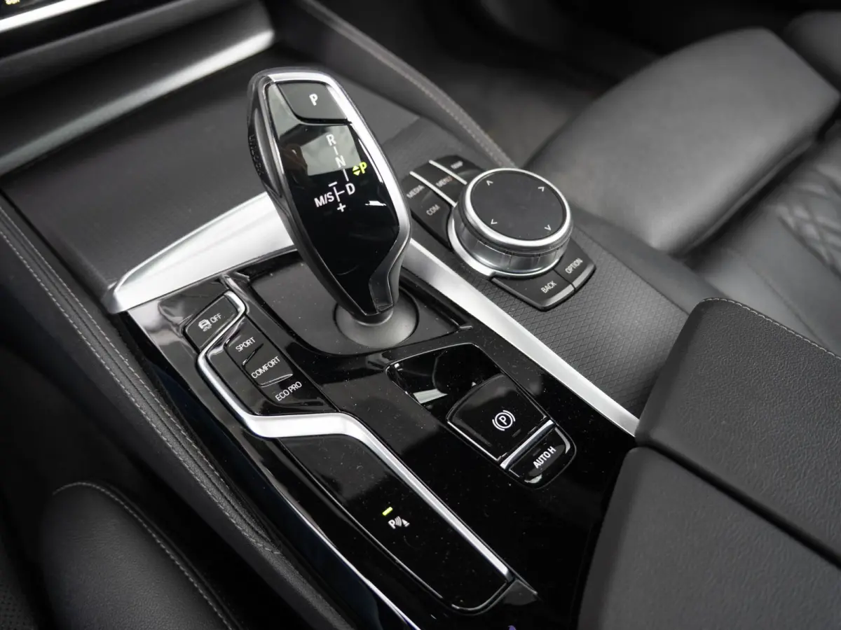 530i xDrive | M Sportpakket | Verwarmd Stuurwiel | Achteruitrijcamera | Panoramadak | Stoelverwarming | Head-Up Display | PDC |