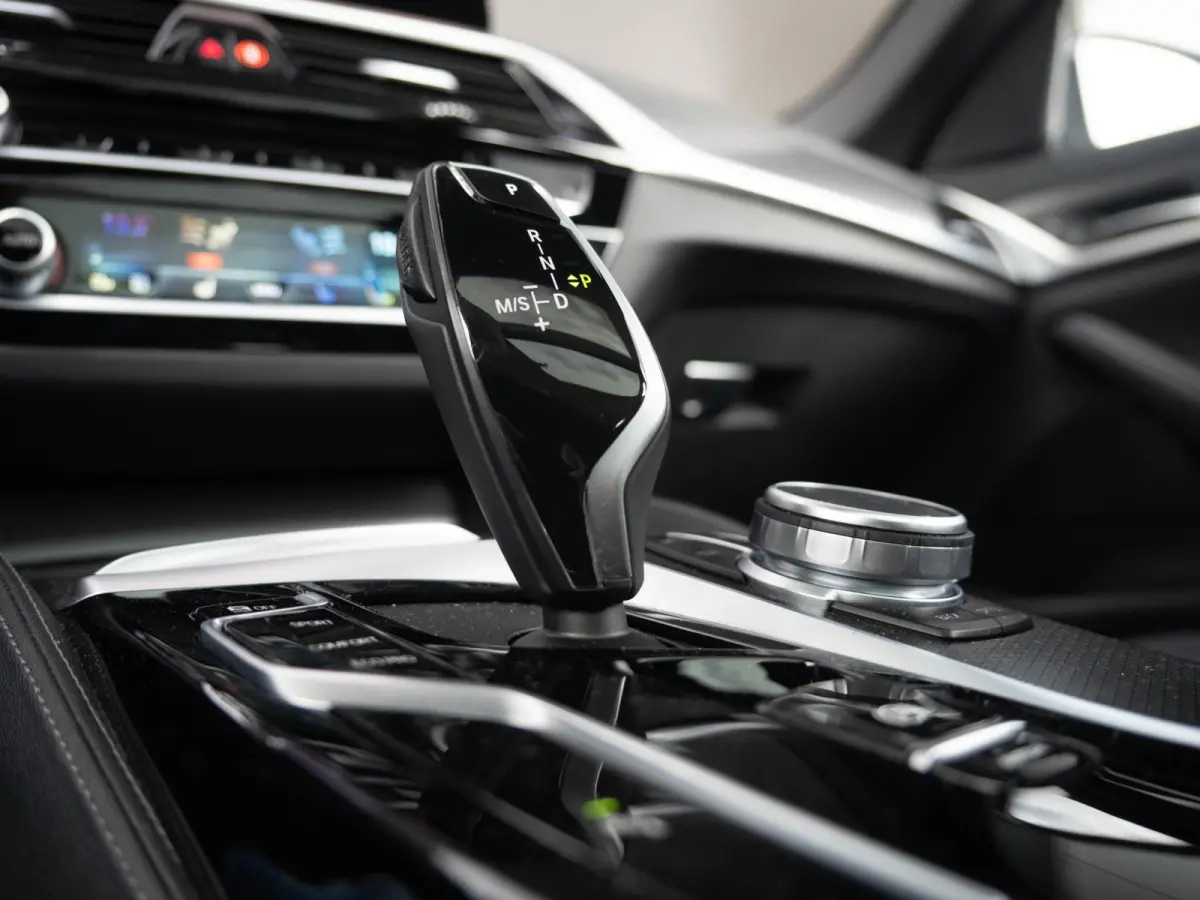 530i xDrive | M Sportpakket | Verwarmd Stuurwiel | Achteruitrijcamera | Panoramadak | Stoelverwarming | Head-Up Display | PDC |