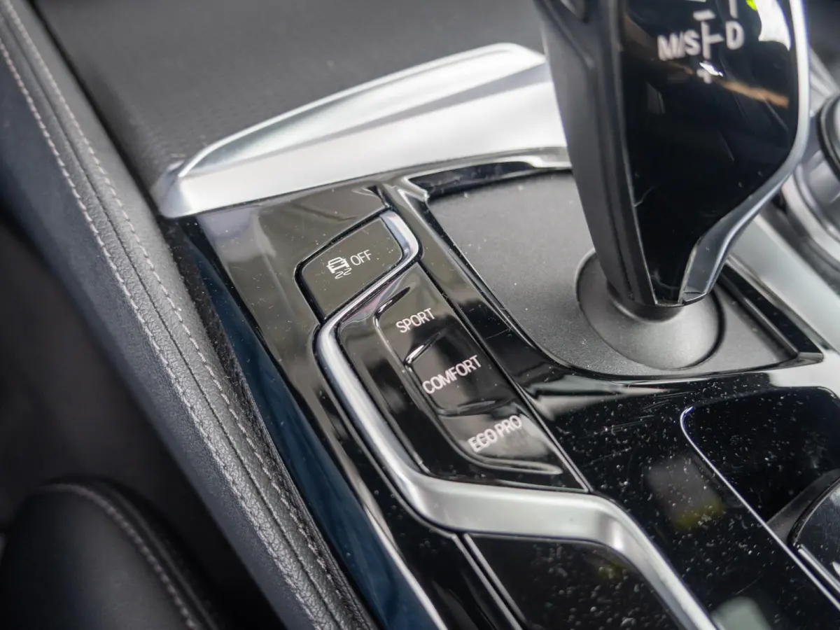 530i xDrive | M Sportpakket | Verwarmd Stuurwiel | Achteruitrijcamera | Panoramadak | Stoelverwarming | Head-Up Display | PDC |