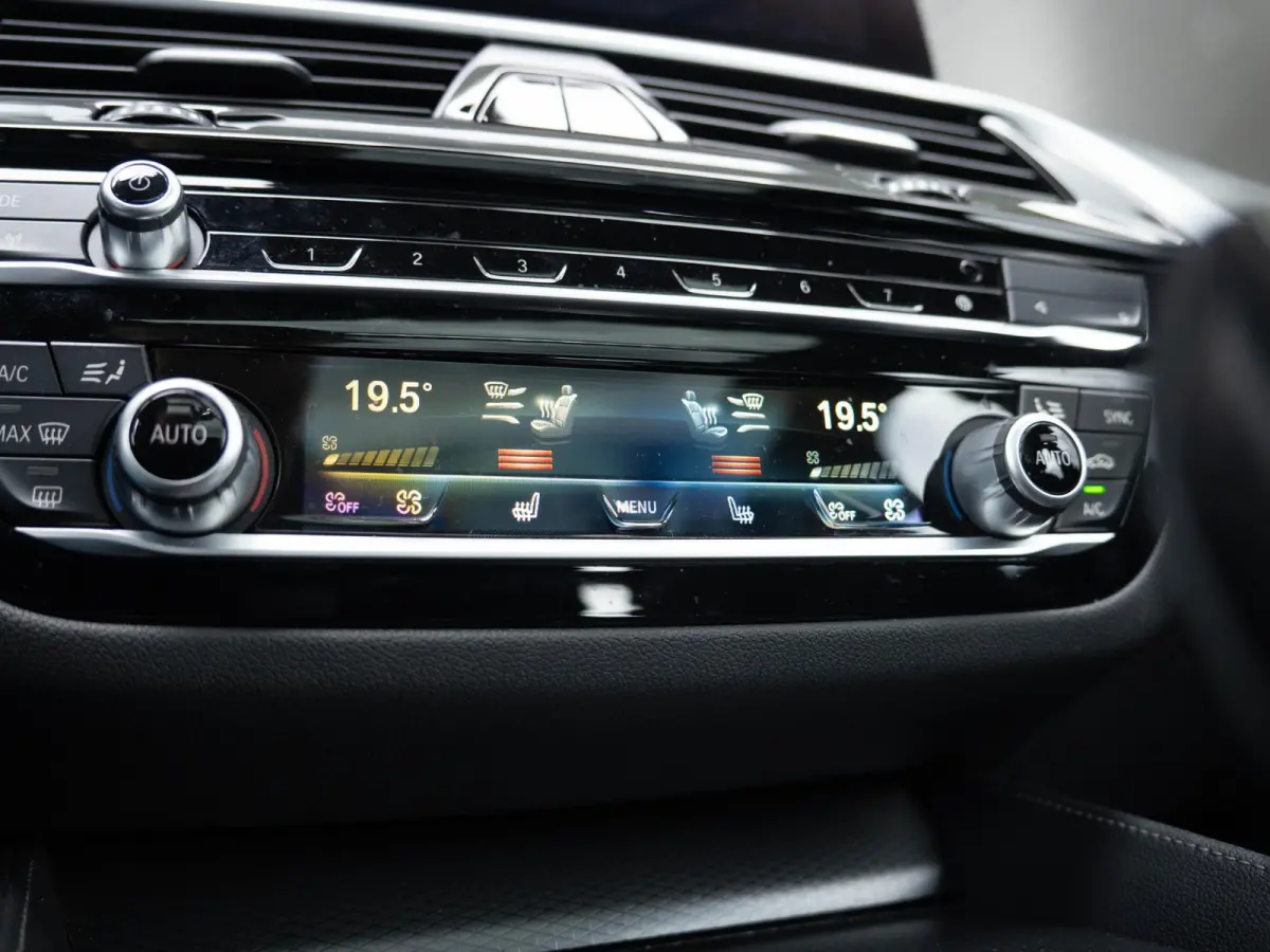 530i xDrive | M Sportpakket | Verwarmd Stuurwiel | Achteruitrijcamera | Panoramadak | Stoelverwarming | Head-Up Display | PDC |