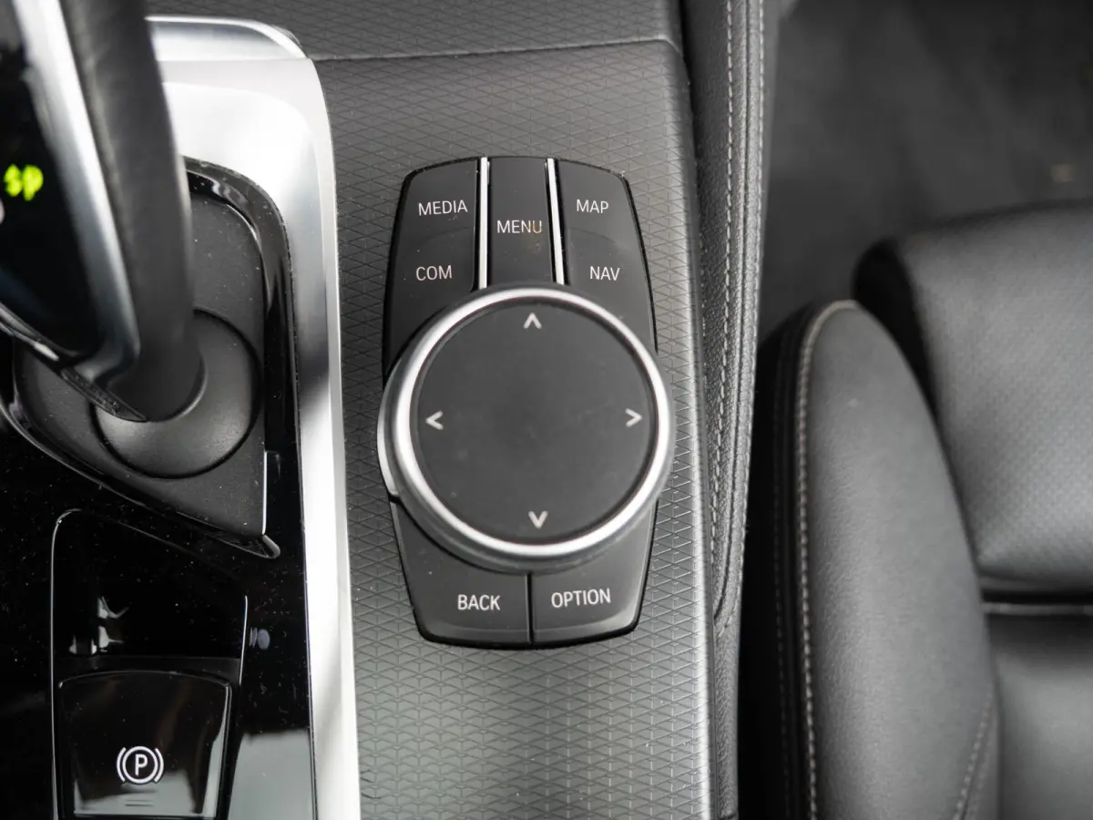 530i xDrive | M Sportpakket | Verwarmd Stuurwiel | Achteruitrijcamera | Panoramadak | Stoelverwarming | Head-Up Display | PDC |