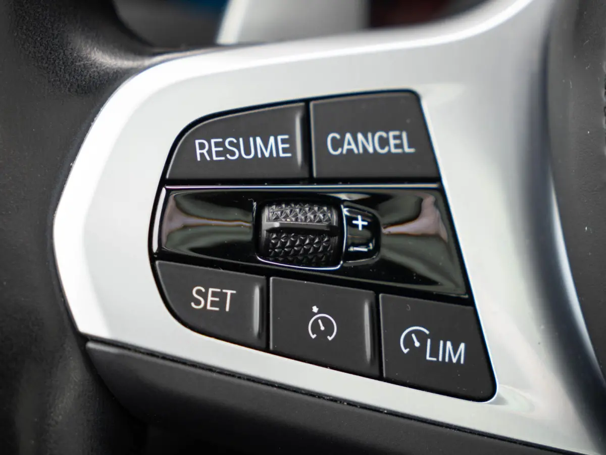 530i xDrive | M Sportpakket | Verwarmd Stuurwiel | Achteruitrijcamera | Panoramadak | Stoelverwarming | Head-Up Display | PDC |