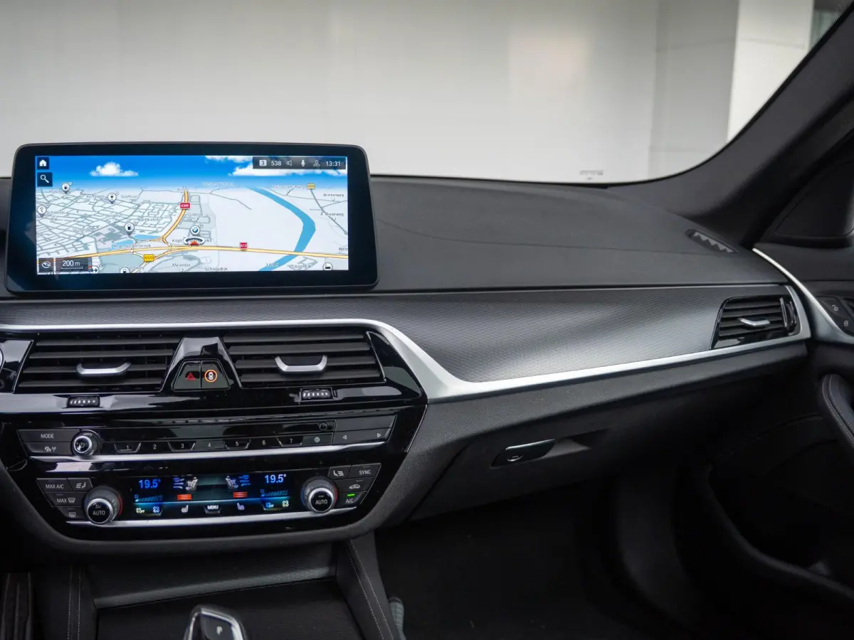 530i xDrive | M Sportpakket | Verwarmd Stuurwiel | Achteruitrijcamera | Panoramadak | Stoelverwarming | Head-Up Display | PDC |