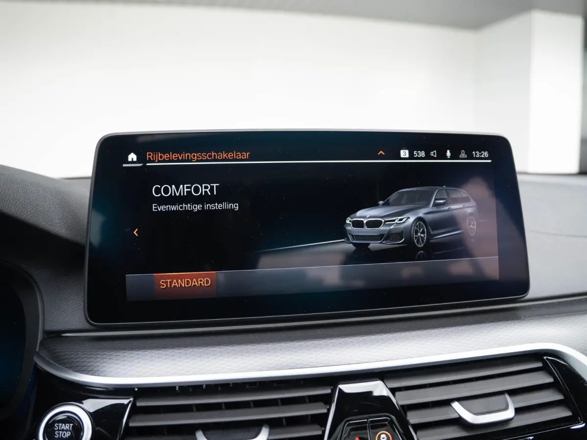 530i xDrive | M Sportpakket | Verwarmd Stuurwiel | Achteruitrijcamera | Panoramadak | Stoelverwarming | Head-Up Display | PDC |
