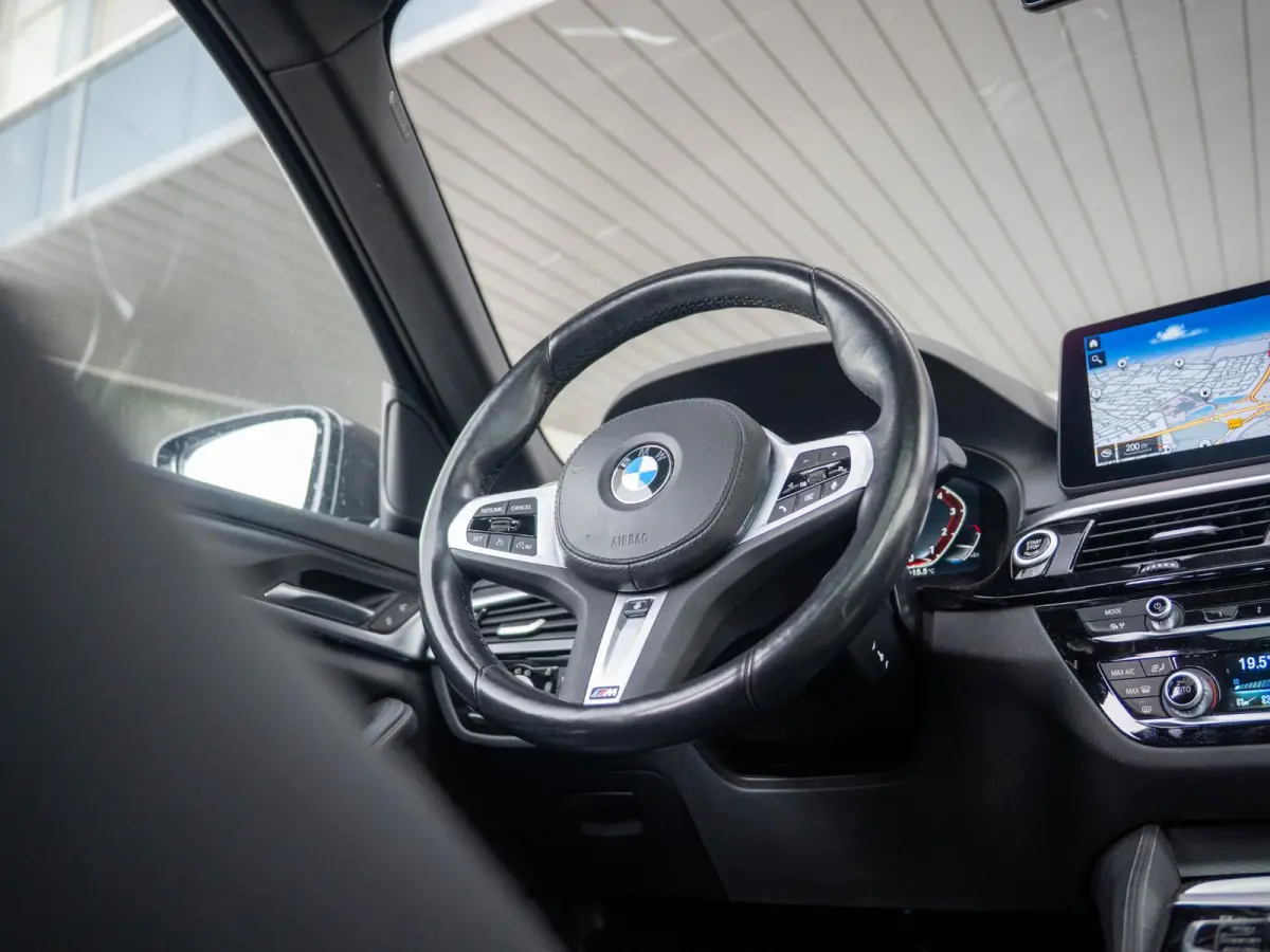 530i xDrive | M Sportpakket | Verwarmd Stuurwiel | Achteruitrijcamera | Panoramadak | Stoelverwarming | Head-Up Display | PDC |