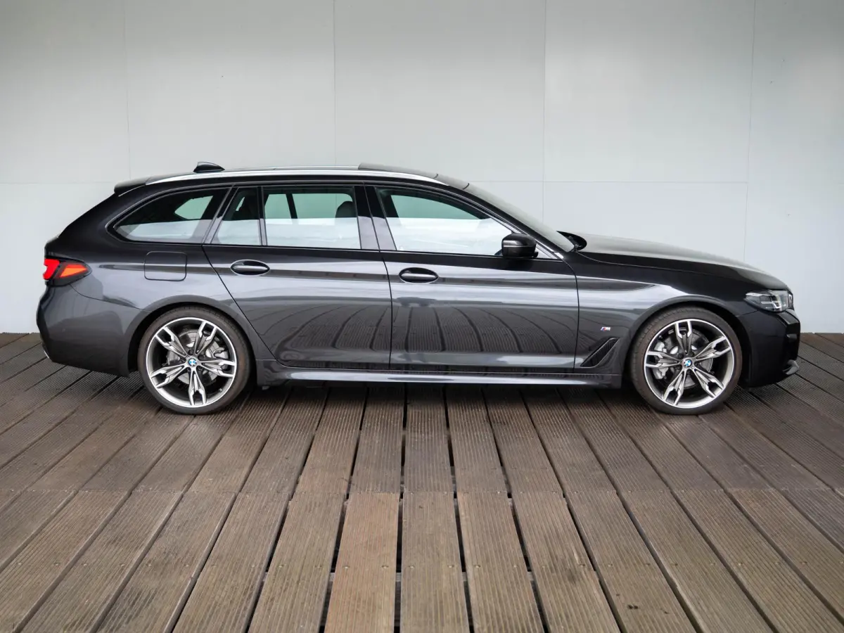 530i xDrive | M Sportpakket | Verwarmd Stuurwiel | Achteruitrijcamera | Panoramadak | Stoelverwarming | Head-Up Display | PDC |