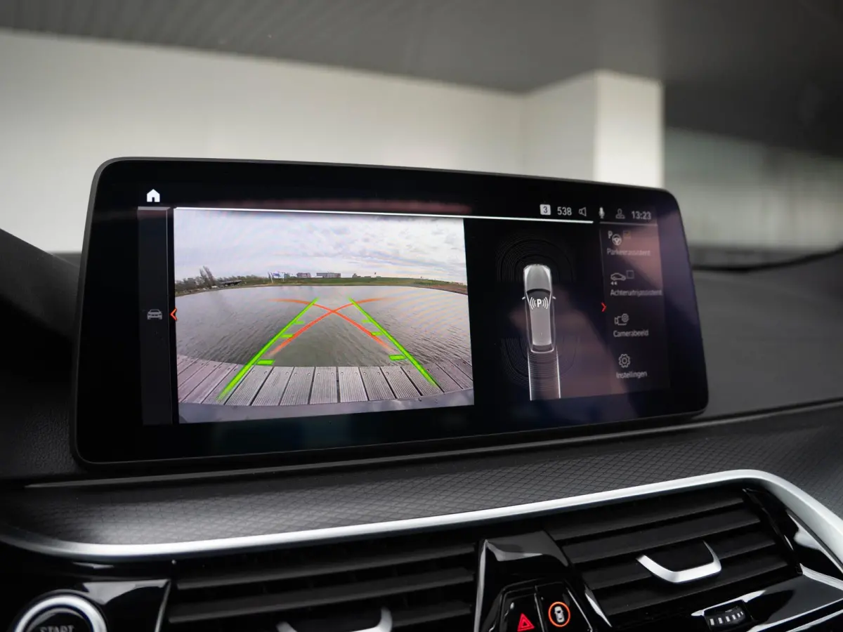 530i xDrive | M Sportpakket | Verwarmd Stuurwiel | Achteruitrijcamera | Panoramadak | Stoelverwarming | Head-Up Display | PDC |