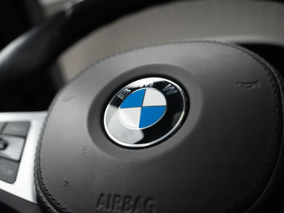 530i xDrive | M Sportpakket | Verwarmd Stuurwiel | Achteruitrijcamera | Panoramadak | Stoelverwarming | Head-Up Display | PDC |