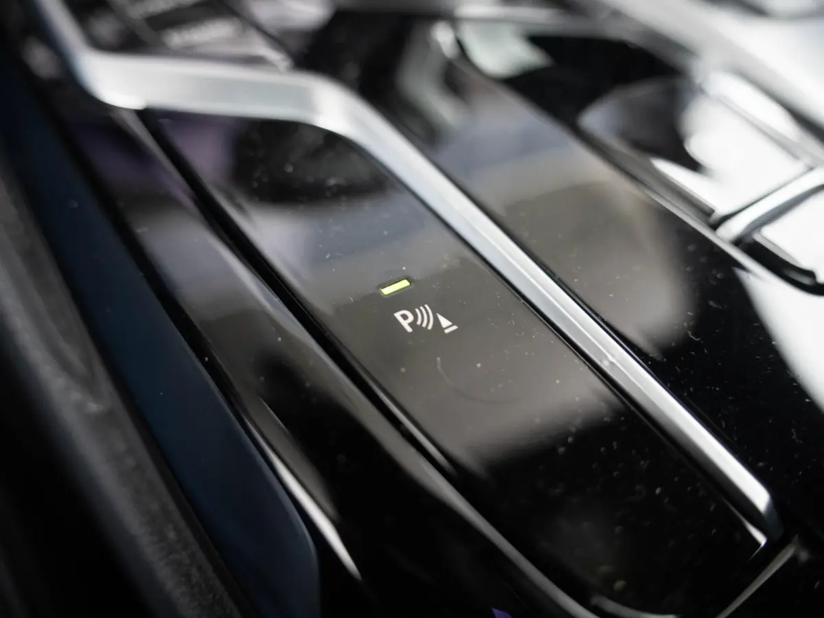 530i xDrive | M Sportpakket | Verwarmd Stuurwiel | Achteruitrijcamera | Panoramadak | Stoelverwarming | Head-Up Display | PDC |