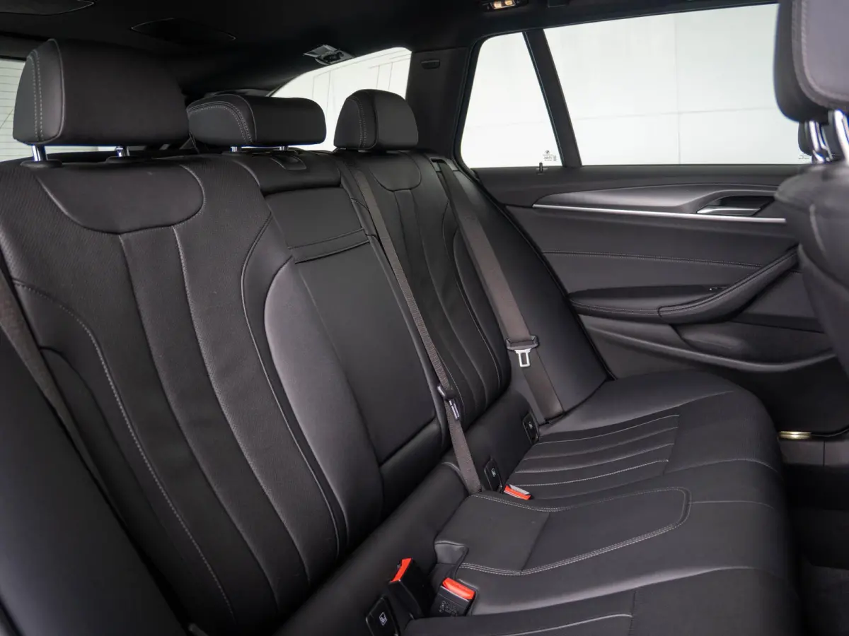 530i xDrive | M Sportpakket | Verwarmd Stuurwiel | Achteruitrijcamera | Panoramadak | Stoelverwarming | Head-Up Display | PDC |