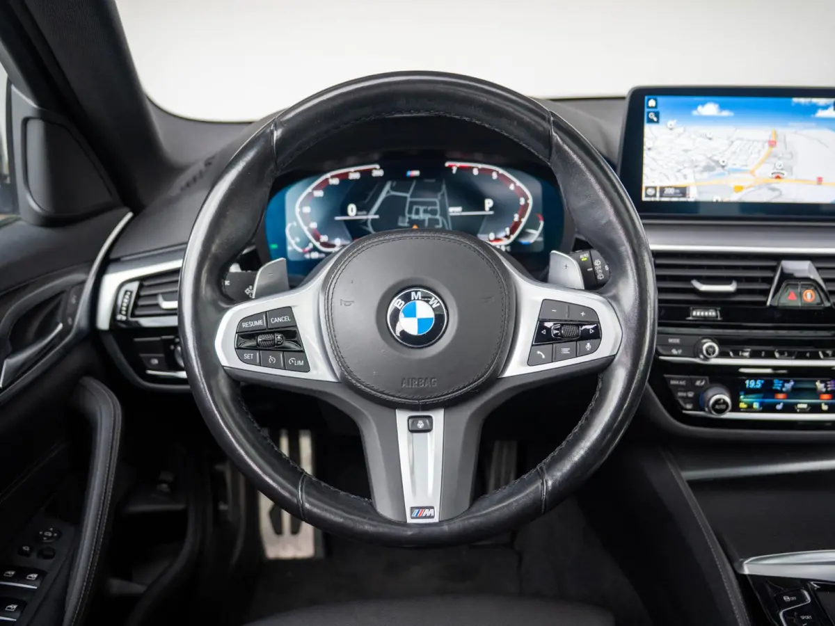 530i xDrive | M Sportpakket | Verwarmd Stuurwiel | Achteruitrijcamera | Panoramadak | Stoelverwarming | Head-Up Display | PDC |