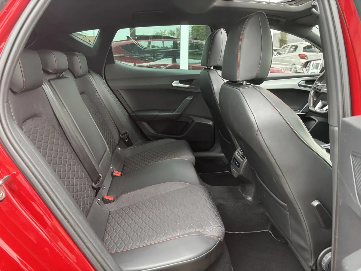 1.5 eTSI FR Launch Edition | Pano | Stuur Verwarming | Stoel Verwarming | Parkeer Camera