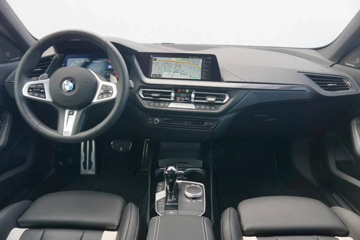 M235i xDrive | Panoramadak / Head-up / Rondomzicht camera's / Elektrische Stoelen met geheugen / Comfort Access |