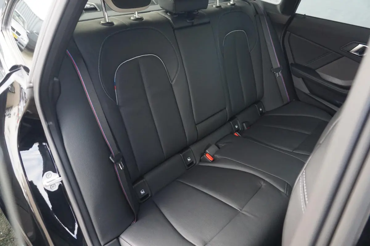 M235i xDrive | Panoramadak / Head-up / Rondomzicht camera's / Elektrische Stoelen met geheugen / Comfort Access |