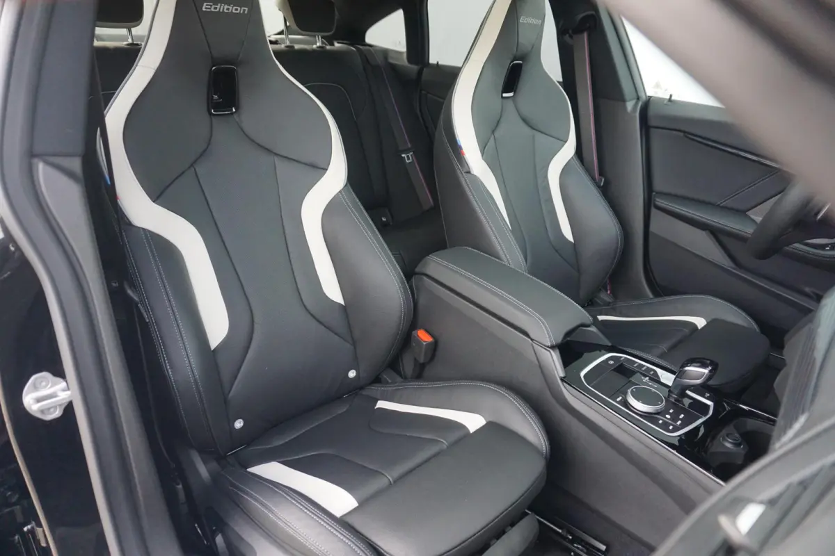 M235i xDrive | Panoramadak / Head-up / Rondomzicht camera's / Elektrische Stoelen met geheugen / Comfort Access |