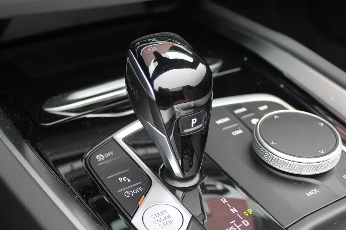 sDRIVE 20i HIGH EXECUTIVE M-SPORT AUTOMAAT | M INTERIEURPAKKET  | M EXTERIEURPAKKET | M SPORTSTUUR | 19" VIJFDUBBELSPAAKS M SPORTWIELEN | NAVIGATIE | DRAADLOZE APPLE CARPLAY / ANDROID AUTO |