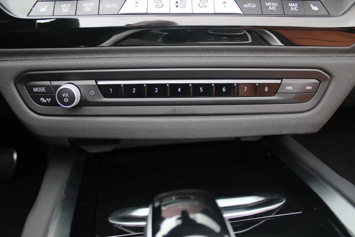 sDRIVE 20i HIGH EXECUTIVE M-SPORT AUTOMAAT | M INTERIEURPAKKET  | M EXTERIEURPAKKET | M SPORTSTUUR | 19" VIJFDUBBELSPAAKS M SPORTWIELEN | NAVIGATIE | DRAADLOZE APPLE CARPLAY / ANDROID AUTO |