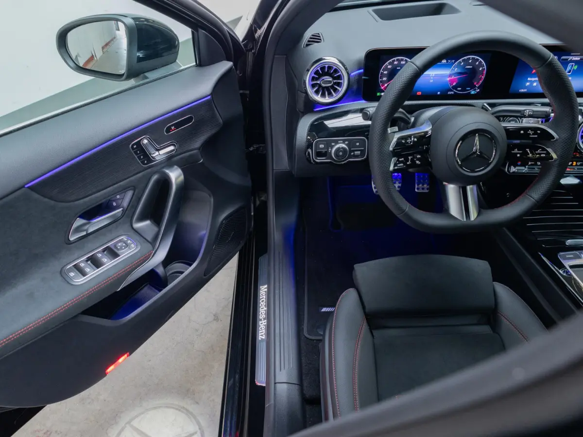 Hatchback 180 Business Solution AMG Premium PLUS | Panorama dak