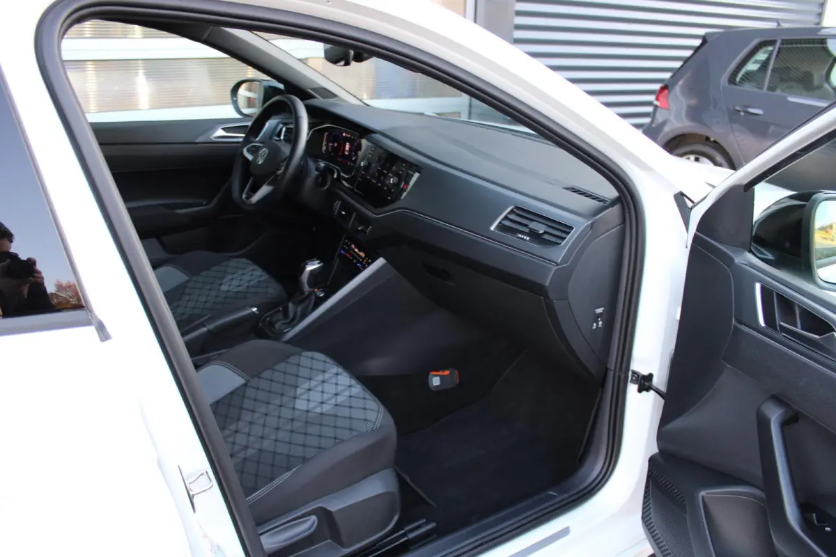 1.0 TSI 115pk DSG R-Line Business | Apple Carplay & Android Auto | 18" Misano Velgen | Stoelverwarming