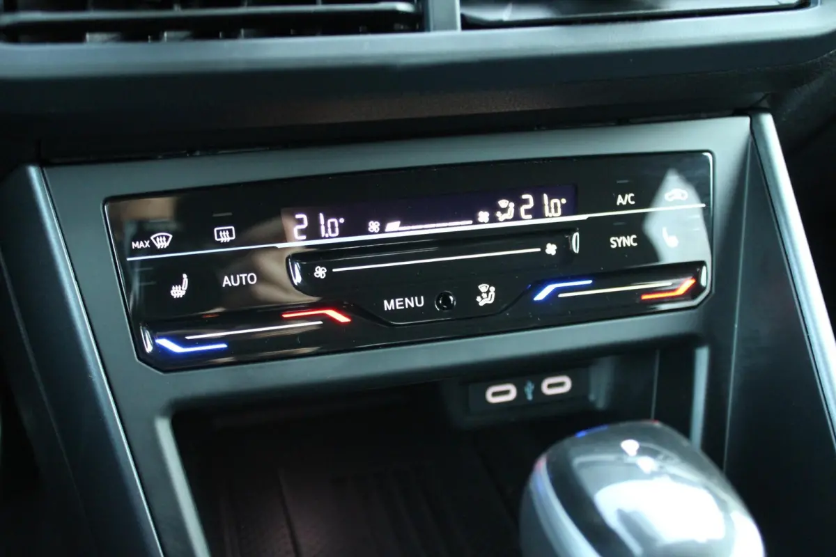 1.0 TSI 115pk DSG R-Line Business | Apple Carplay & Android Auto | 18" Misano Velgen | Stoelverwarming