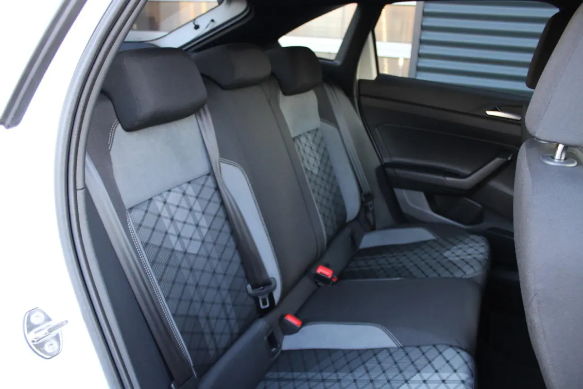 1.0 TSI 115pk DSG R-Line Business | Apple Carplay & Android Auto | 18" Misano Velgen | Stoelverwarming