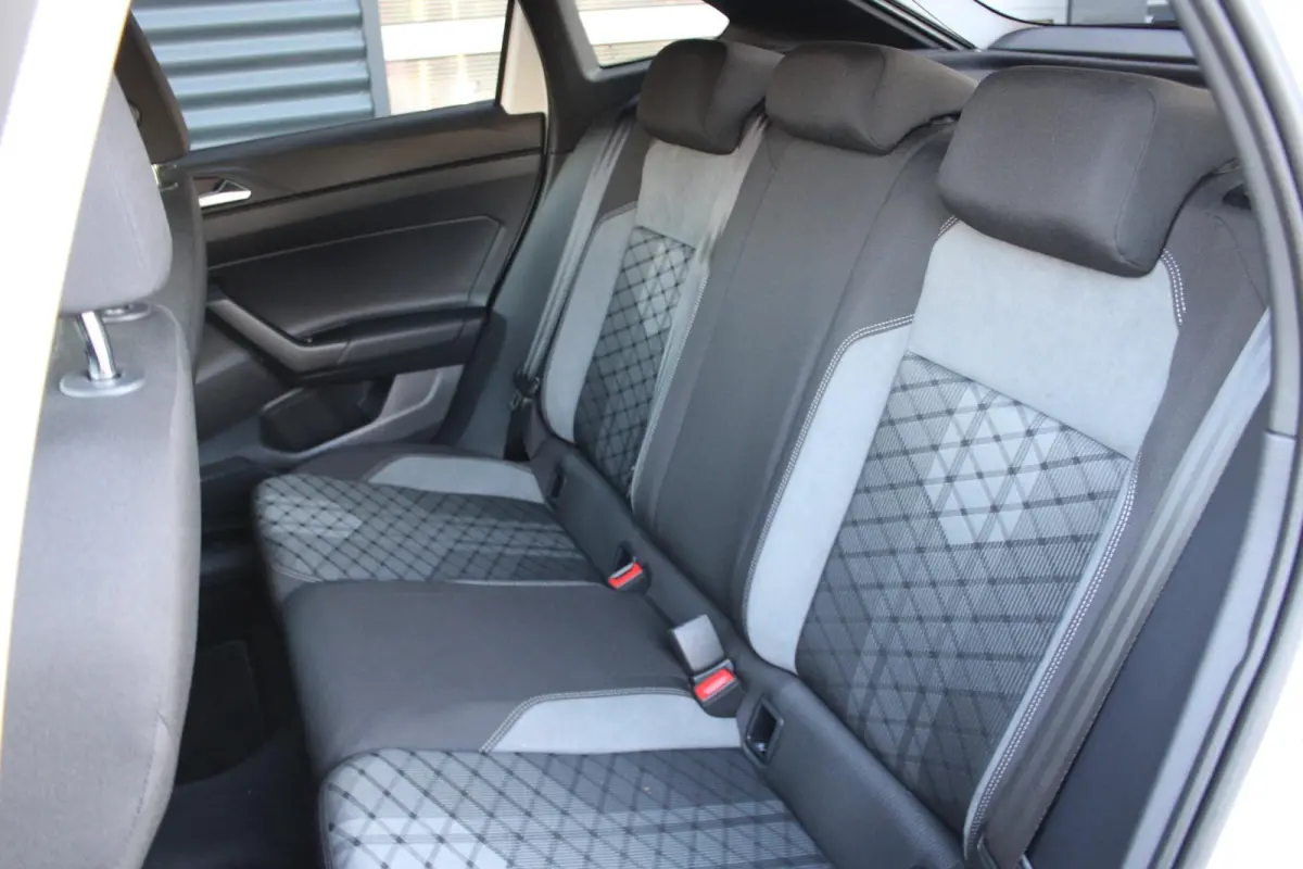 1.0 TSI 115pk DSG R-Line Business | Apple Carplay & Android Auto | 18" Misano Velgen | Stoelverwarming