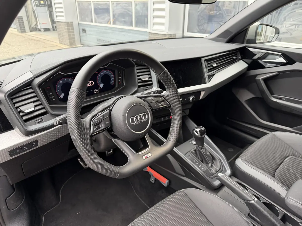 25 TFSI S edition 95 PK | Demo | Cruise Control l Airco l Apple Carplay / Android Auto l Privacy glas l Parkeersensoren l Audi virtual cockpit